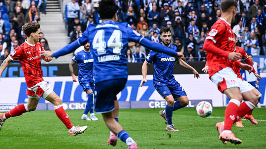 Starke Vorlage: Karlsruhes Youngster Eymen Laghrissi (Nr. 44) legt für Lilian Egloff auf, der gegen Lautern zum zwischenzeitlich
