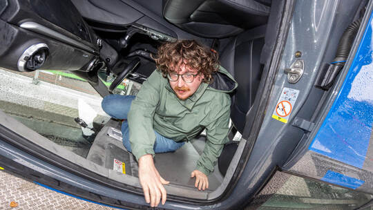 PZ-Redakteur Aaron Fieß kriecht mühsam aus dem Auto, das sich überschlagen hat. Verkehrssicherheitstag Messplatz