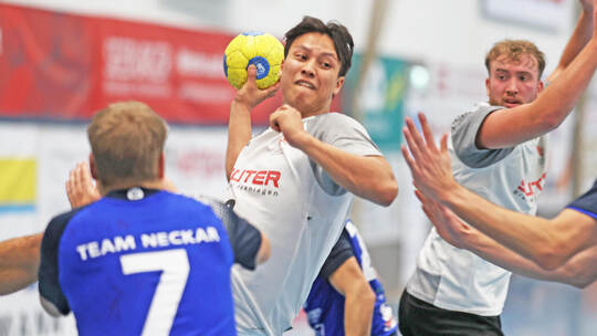 Knittlingens Sakda Choetchim (beim Wurf) findet die Lücke im Spiel gegen das Team Neckar.Foto: Jürgen Müller