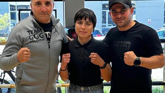 Bereit für die deutschen U23-Titelkämpfe: Inna „Iron“ Suprunenko mit Ayhan Isik (links) und Arsen Babayan. Foto: Box-Center Pfor