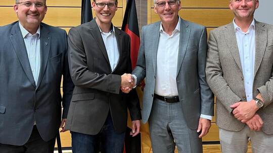 Rüdiger Klahm (Bürgermeister von Althengstett und Mitglied im Feuerwehrverbandsausschuss), Bernd Meyer (neugewählter Kreisbrandm