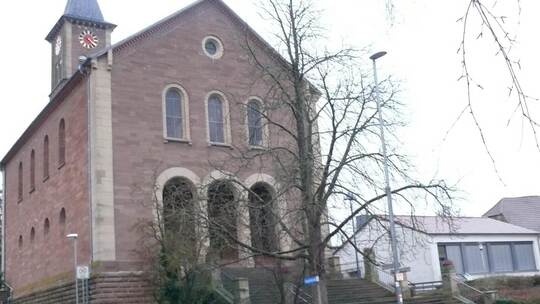 Nicht nur eine teilweise Senkung des Langhauses macht der Bauschlotter Kirche zu schaffen. Peter Dietrich