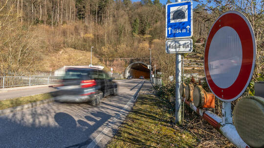 Der Bad Wildbader Meisterntunnel bleibt in den nächsten Nächten gesperrt. Unter anderem werden beschädigte Teile ausgetauscht. A