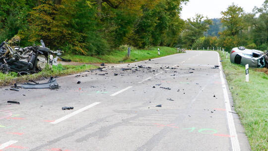 Ein Trümmerfeld auf der B 293 zwischen Bretten und Wössingen Mitte Oktober 2024. Ein 46-jähriger Unbeteiligter starb beim Unfall