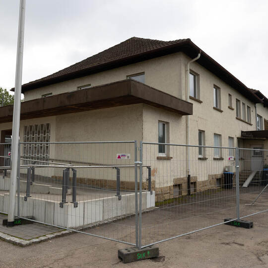 An einem Abriss der maroden Knittlinger Turn- und Festhalle führt wohl kein Weg vorbei. Darüber entscheidet der Gemeinderat aber Knittlingen Alte Festhalle Gesperrt