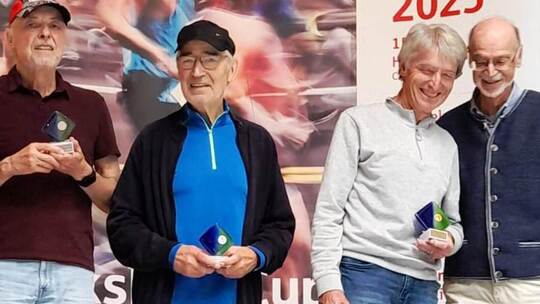 Volkslaufcup-Organisator Bernd Elfner (von rechts) gratuliert den Platzierten der Altersklasse M75 des Volkslaufcups