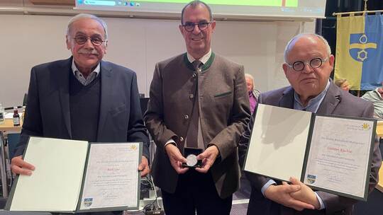 Eine besondere Ehrung, gleich in doppelter Hinsicht: Rolf Leo (links) und Günter Bächle (rechts) werden von Oberbürgermeister Fr