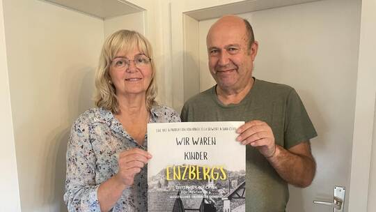 Birgit-Ella Siewert und Joachim Stretz zeigen stolz das Plakat, das auf die Veranstaltungen an diesem Wochenende hinweist. Archi