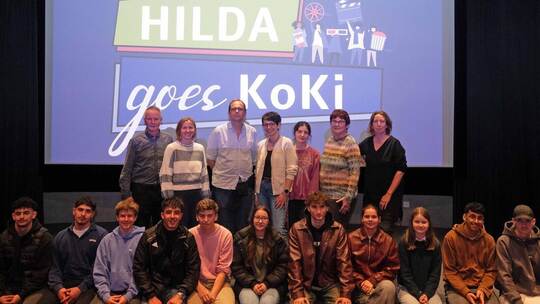 Mit viel Spaß dabei: Die Kursteilnehmer der Oberstufe des Hildagymnasiums und die vielen Helfer, ohne die der Kurs nicht möglich