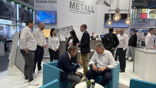 Gute Stimmung am Messestand der Pforzheimer G.Rau-Gruppe. Auch beim Tiefenbronner Werkzeugbauer Waidner (rechts) ist man zufried
