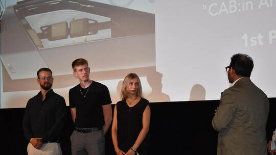 Die Gewinnerinnen und Gewinner Simon Olescher, Kevin Kuchnia und Katharina Rott (von links) bei der Preisverleihung in München.