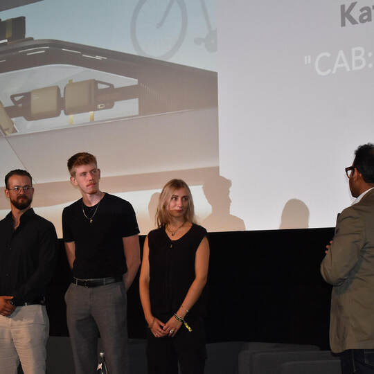 Die Gewinnerinnen und Gewinner Simon Olescher, Kevin Kuchnia und Katharina Rott (von links) bei der Preisverleihung in München.