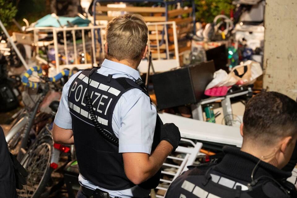 Polizei kontrolliert mutmaßliche Sperrmüll-Diebe Polizei kontrolliert mutmaßliche Sperrmüll-Diebe