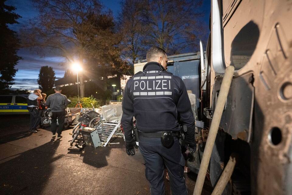 Polizei kontrolliert mutmaßliche Sperrmüll-Diebe Polizei kontrolliert mutmaßliche Sperrmüll-Diebe
