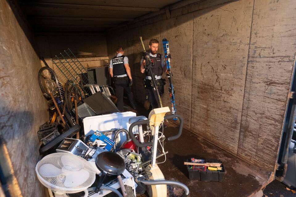 Polizei kontrolliert mutmaßliche Sperrmüll-Diebe Polizei kontrolliert mutmaßliche Sperrmüll-Diebe