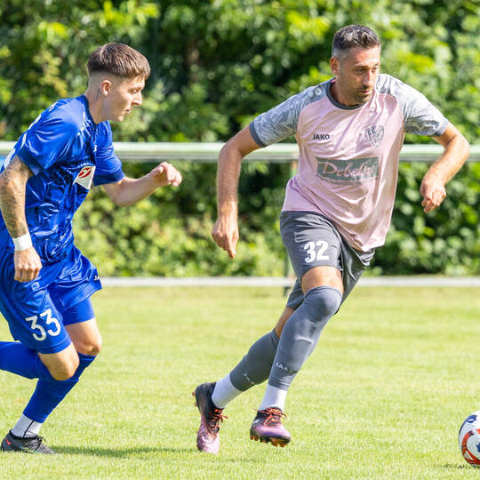Spielertrainer Francesco Grifo (rechts) peilt mit Alemannia Wilferdingen drei Punkte im Topspiel gegen den 1. FC Birkenfeld an.