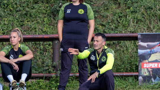 GU-Trainer Gökhan Gökce hat die Tabellenspitze weiter im Blick. Foto: Becker