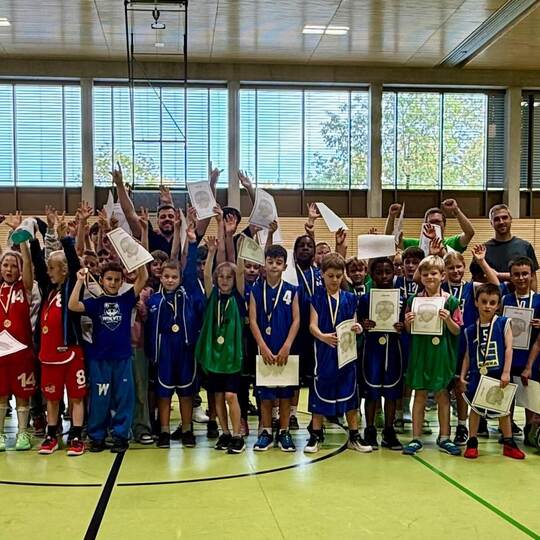 Großer Jubel: die Nachwuchs-Basketballer beim Turnier von Goldstadt United. Foto: Goldstadt United