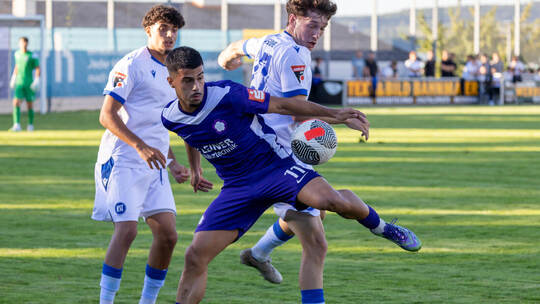 Bloß nicht Straucheln heißt es für den FC Nöttingen mit Stürmer Tasos Leonidis (Mitte) im Heimspiel am Samstag gegen den FC Denz