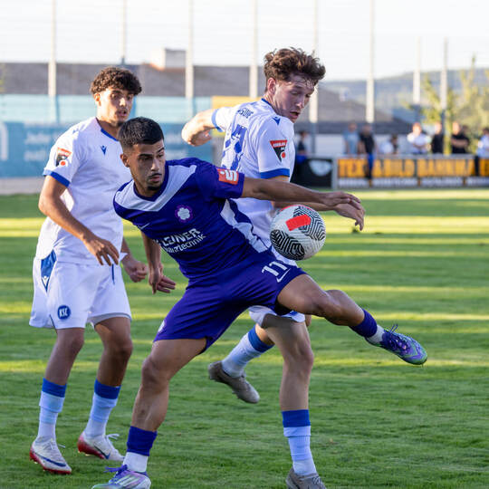 Bloß nicht Straucheln heißt es für den FC Nöttingen mit Stürmer Tasos Leonidis (Mitte) im Heimspiel am Samstag gegen den FC Denz