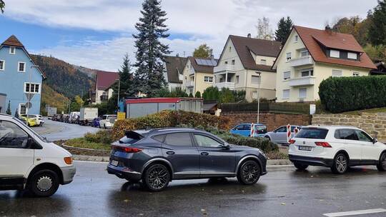 Um die Mittagszeit sieht es an diesem Donnerstag so aus am Kreisverkehr in Calmbach. Foto: Carsten Knöller