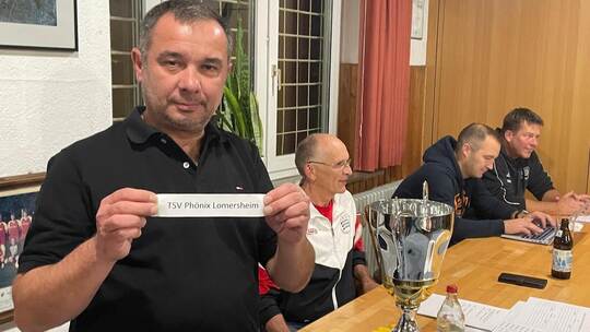 Mühlackers Stadtrat Zeljko Schuhmacher (vorne) übernahm die Stadtturnier- Auslosung.