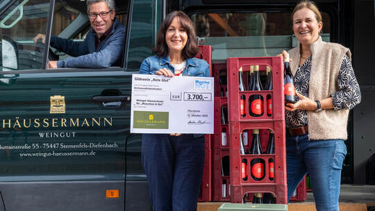 Christian und Annette Häussermann (rechts) freuen sich, einen symbolischen Scheck in Höhe von 3700 Euro aus dem Verkauf von „Rot