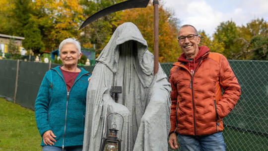 Martina und Albert Schweitzer mit einem ihrer Torwächter im Garten. Die Figuren sind im Eigenbau entstanden. Dafür wurden Holzge
