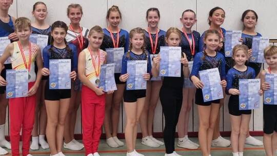 Stolze Gewinner: Die jungen Trampolinturner präsentieren ihre Siegerurkunden beim Wettbewerb der Trampolinturnenden. Foto: TV Nö