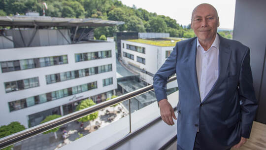 Bernhard Rieser mit Blick auf sein Lebenswerk, die Arcus Klinik auf der Wilferdinger Höhe. Das Foto stammt aus dem PZ-Archiv – d