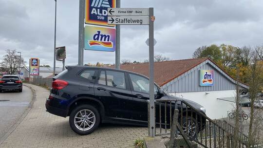 90-Jähriger verwechselt Treppe mit Parkplatz-Einfahrt