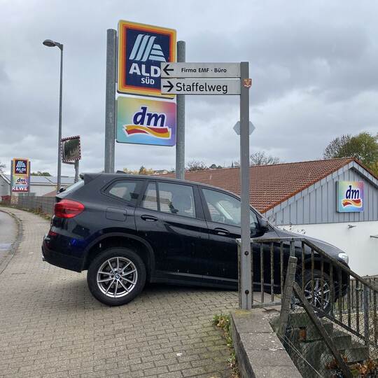 90-Jähriger verwechselt Treppe mit Parkplatz-Einfahrt