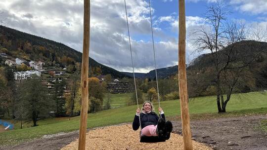 Die Geschäftsführerin der Touristik Stefanie Bott testet die neue „Himmelsschaukel“ im Bad Wildbader Kurpark. Biermayer