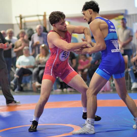 Muslem Khalil (links) will mit vollem Einsatz den ersten Sieg für Brötzingen klarmachen. Foto: Ripberger