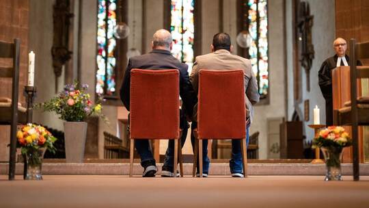 Schwules Paar feiert Segnungsgottesdienst