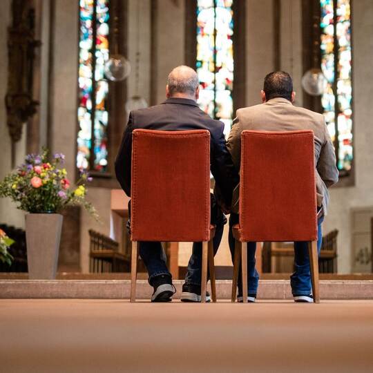 Schwules Paar feiert Segnungsgottesdienst