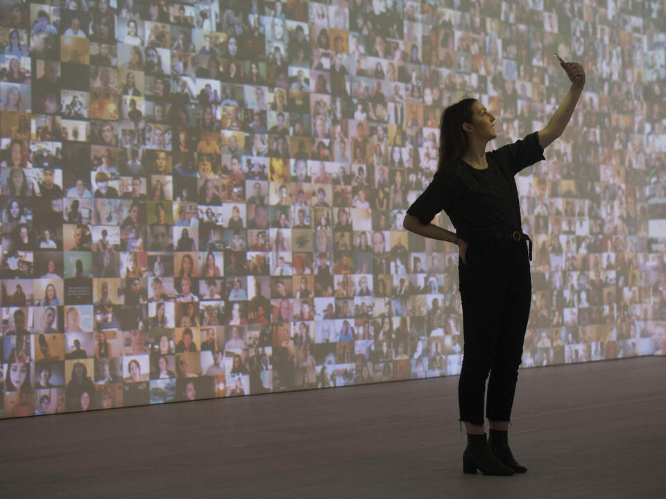 Selbstverliebt: Das „Ich“ stehe heute im Mittelpunkt, sagt Philosoph Wilhelm Schmid. Es gehe darum, gesehen zu werden – gleichze Ausstellung über Selbstbildnisse