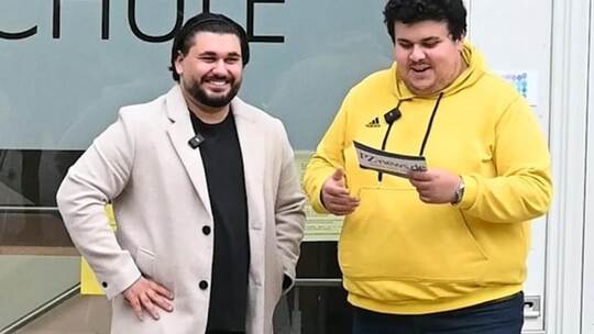 Gemeinsam mit PZ-Redaktionsmitglied Omid Mohseni (rechts) vor einem seiner Lieblingsorte, der Pforzheimer Musikschule: Geiger No
