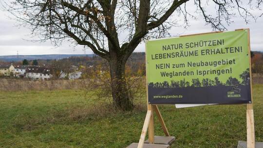 Protest gegen das Neubaugebiet Weglanden vor dem Bürgerentscheid im Juni 2024. Nun werden Zahlen, Daten und Fakten als Entscheid