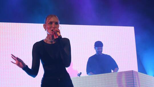 Mit einer effektreichen Bühnenshow feiert das Duo um Carolin Niemczyk und Daniel Grunenberg mit rund 500 Besuchern in der Remchi