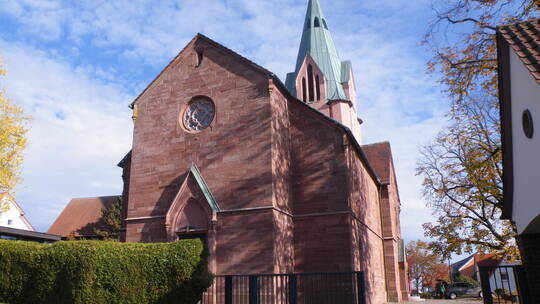 Hecke und Kunst in Kombination sollen die Petruskirche in Wurmberg und den Friedhof künftig abgrenzen. Fux
