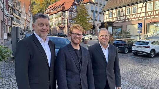 Neuer FDP-Kandidat für Landtagswahl: Kreisvorsitzender Jan Felix Stöffler (Mitte) stellt in Calw Johannes Feldmann (links) vor.
