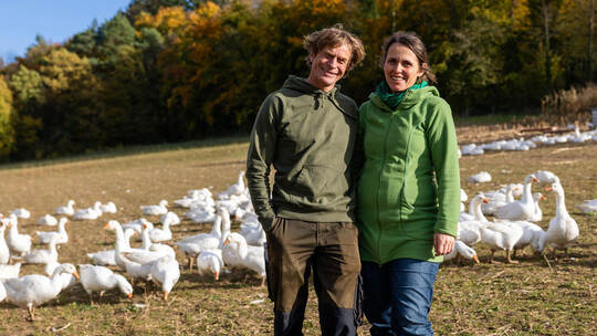 Einen entspannten Eindruck machen Thomas und Sina Aichele vom Bauernhof Aichele in Lomersheim. Bauernhof Aichele Gänse