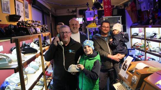 Nachts ins Telefon- und Fernmeldemuseum lockt Michael Hildwein (vorne links) die Besucher bei der Remchinger Museumsnacht. Zachm