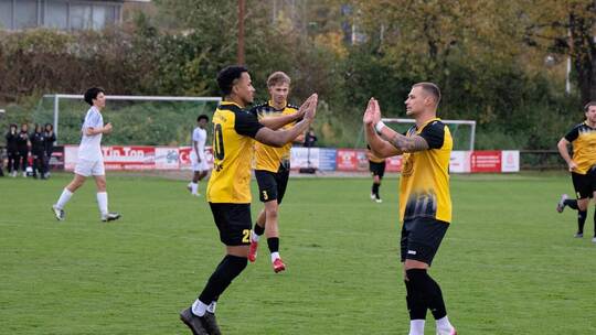 Matheus Correira Dos Santos (links) Bejubelt mit seinen Mannschaftskollegen einen seiner drei Treffer.