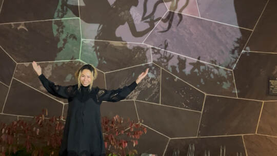 Larissa Herzog vor ihrer Scherenschnittinstalation am Schmuckmuseum. bastian