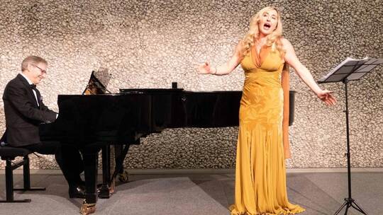 Sopranistin Venicia Rasmussem und Pianist Frieder Egri erfreuten mit einem spritzigen Operettenprogramm. Uta Volz