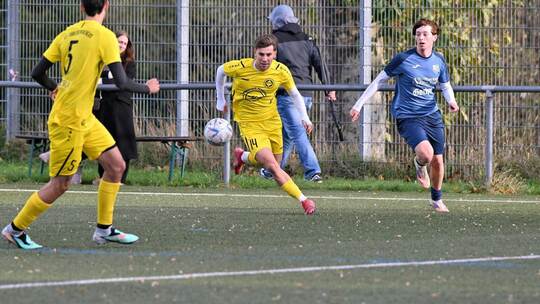 GU-Verteidiger David Baloi (Mitte) im Laufduell mit seinem Gegner der SG Nagold-Platte. Peter Hennrich