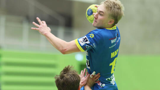 Unsanfte Landung: Jona Mauch (am Ball) und die SG II wurden kurz vor Spielschluss doch noch abgefangen.