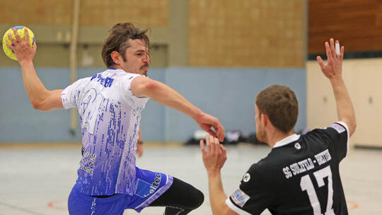 Aktivposten: Trainer Christopher Bregazzi – hier beim Wurf – griff selbst mit ins Spiel ein, konnte die TB-Niederlage aber auch